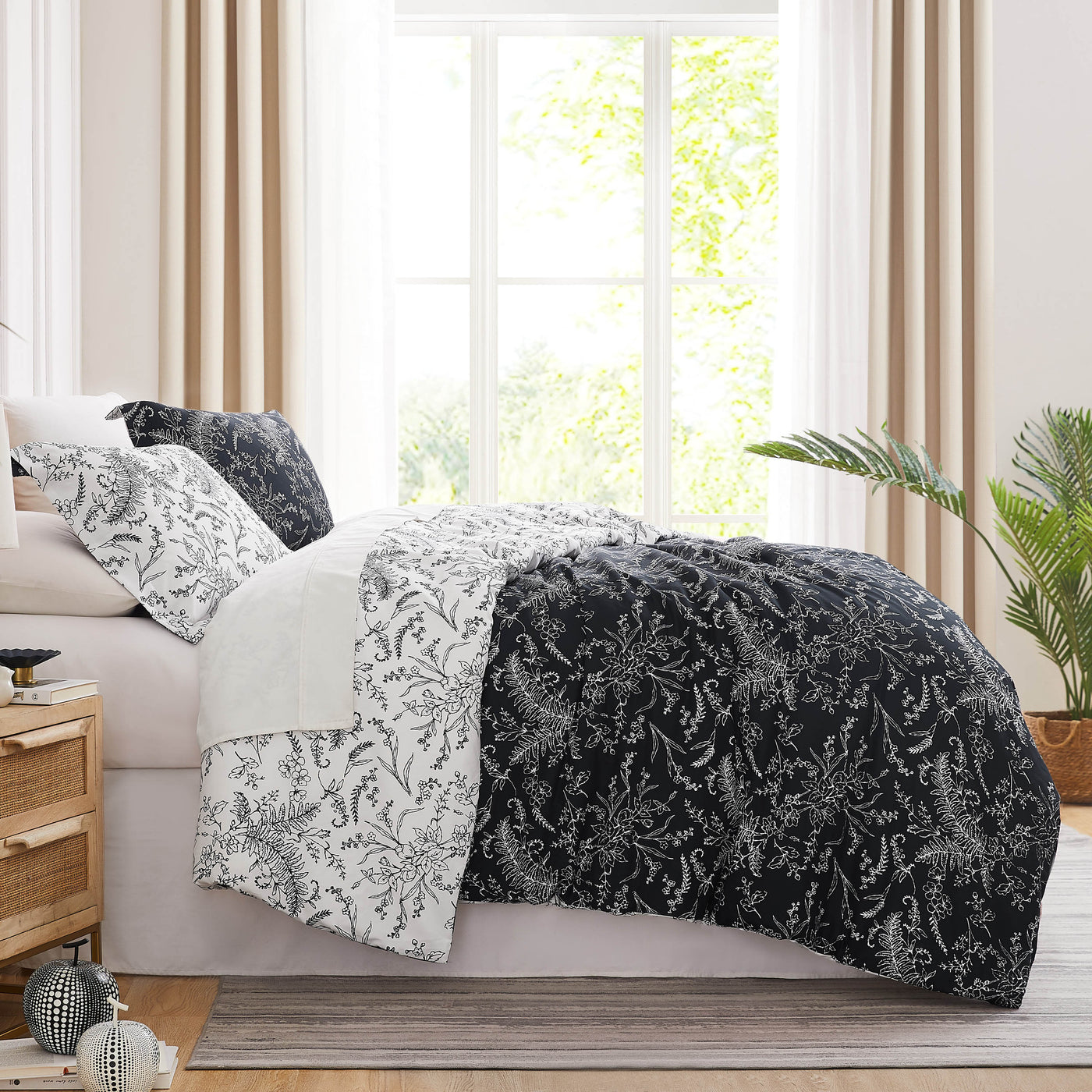 Side View of Wild Winter Reversible Comforter Set in Black#color_wild-winter-black-with-white-flowers