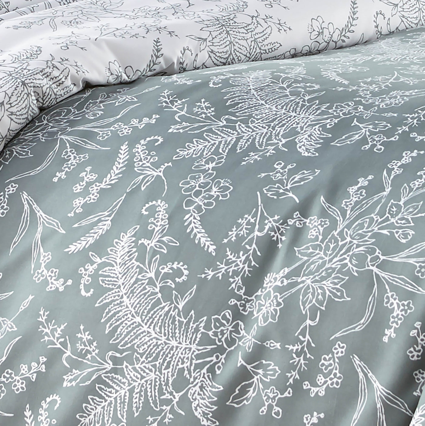 Details and Print Pattern of Wild Winter Reversible Comforter Set in Teal#color_wild-winter-teal-with-white-flowers