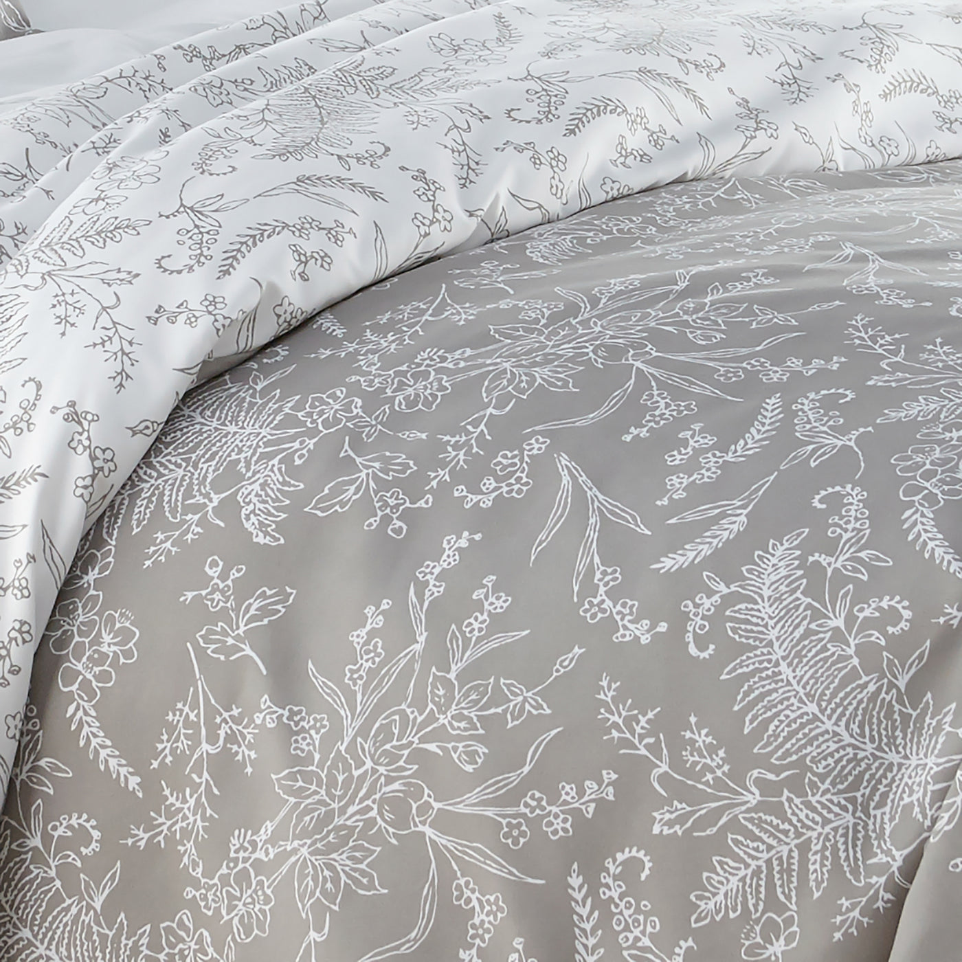 Details and Print Pattern of Wild Winter Reversible Comforter Set in Grey#color_wild-winter-grey-with-white-flowers