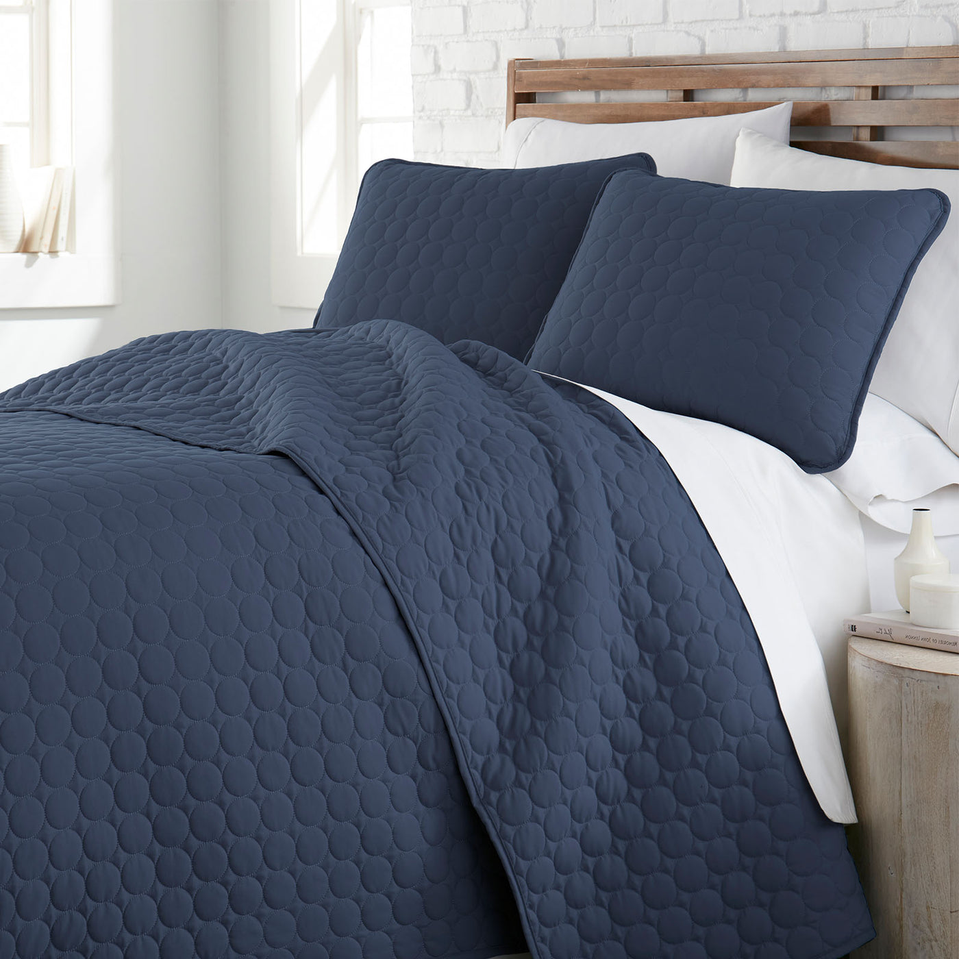 Classic 90 GSM Microfiber Circle Embroidered Quilt Set in Navy Blue
