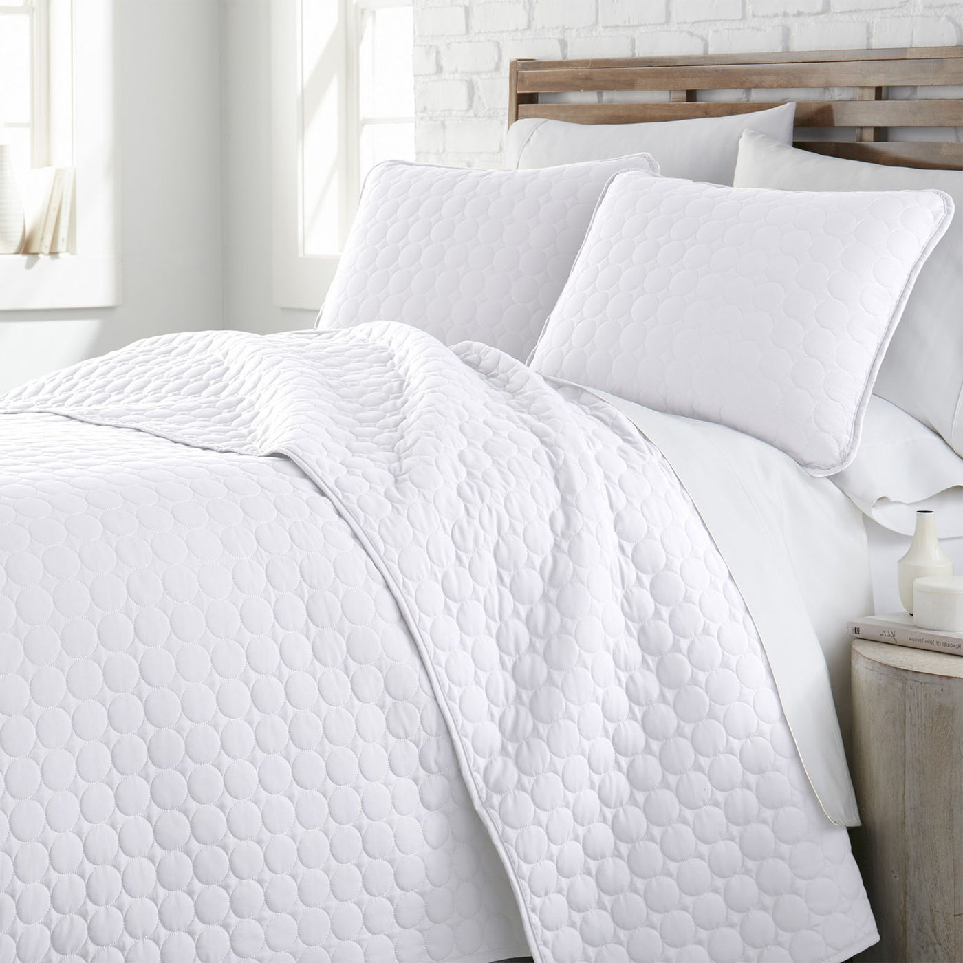 Classic 90 GSM Microfiber Circle Embroidered Quilt Set in White