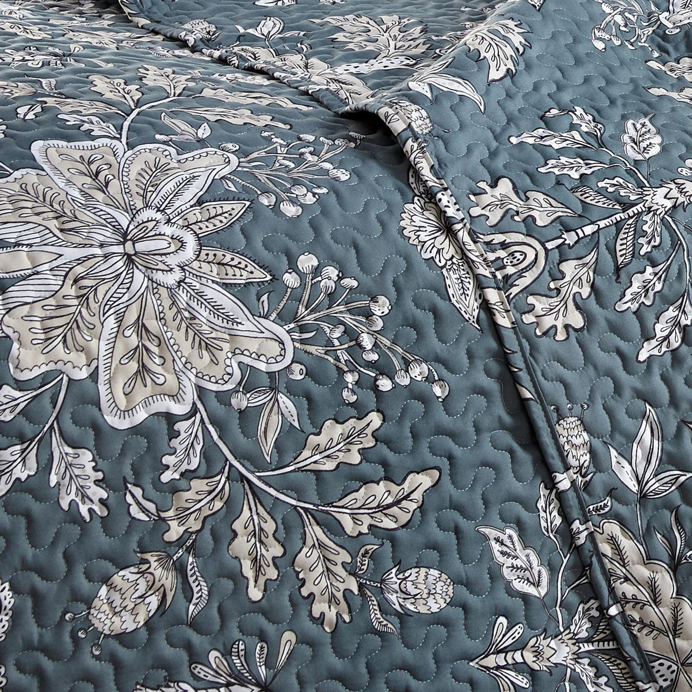 Details and Print Pattern of Baronessa Quilt Set in Smokey Blue#color_baronessa-smokey-blue