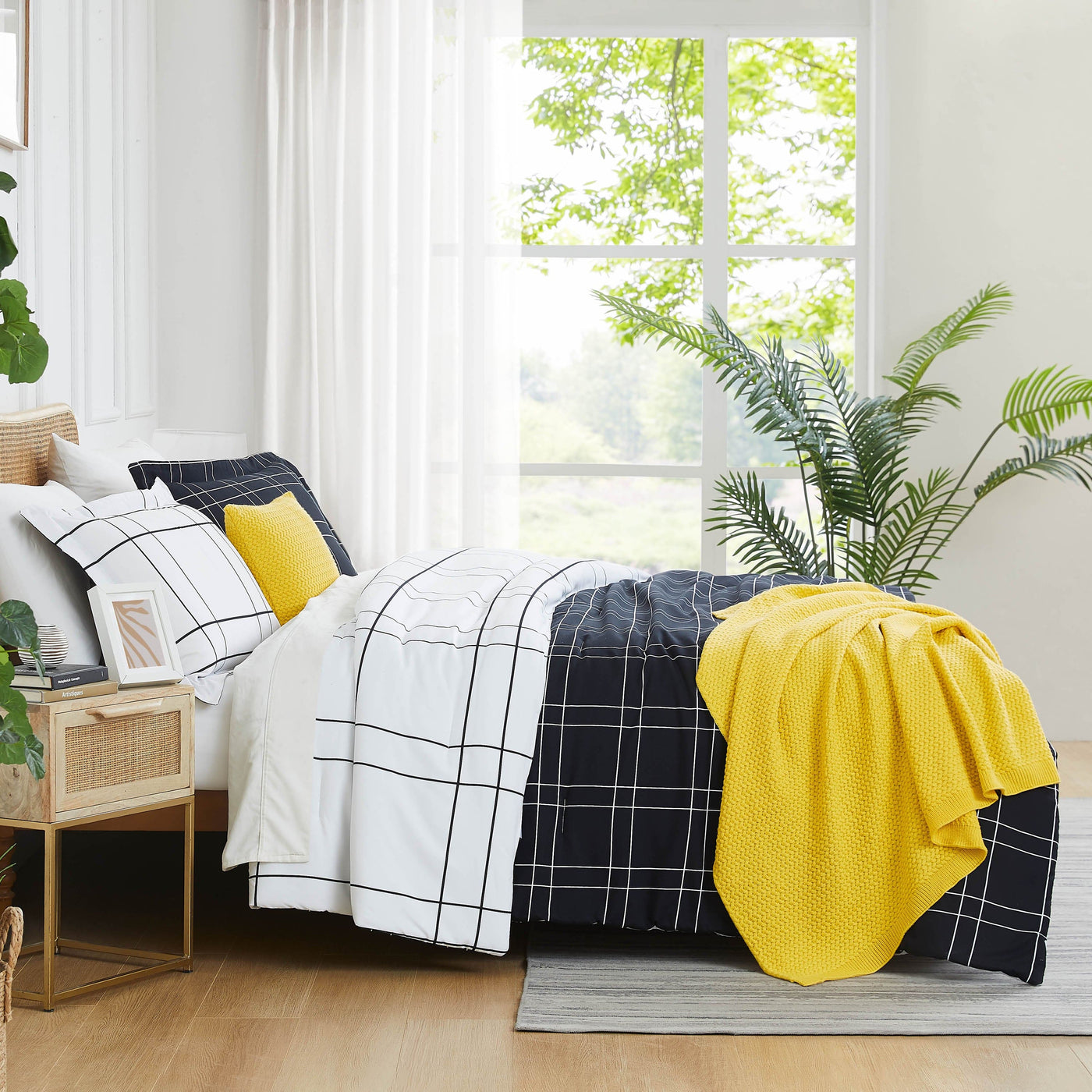 Side View of Urban Grid 5-Piece Duvet Cover Set in black#color_urban-grid-black