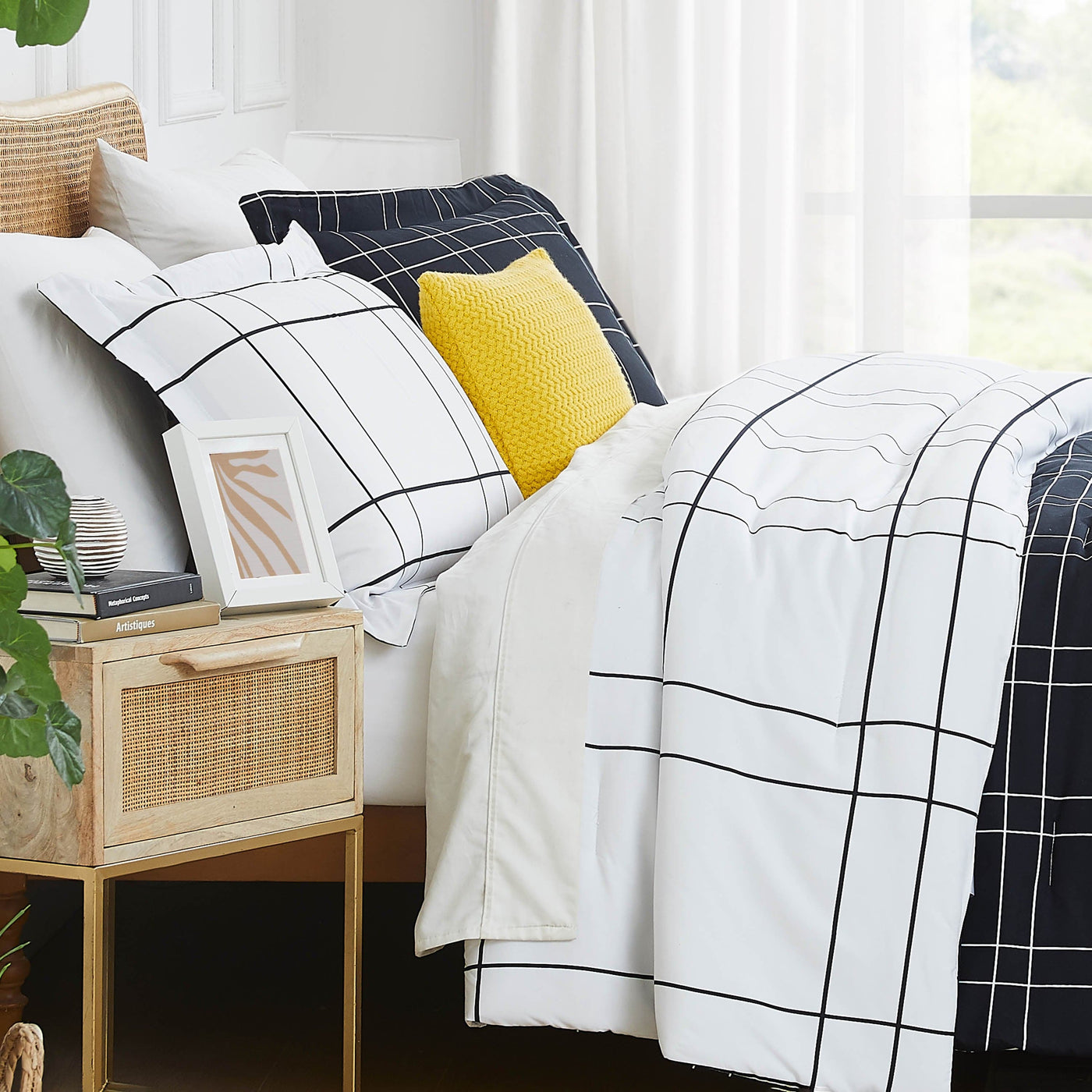 Detail Image Shams of Urban Grid 5-Piece Duvet Cover Set in black#color_urban-grid-black