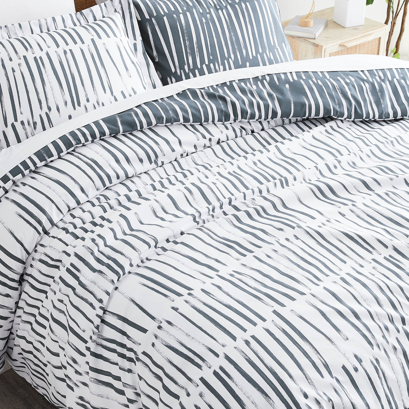 Details and Prints of Urban Spirit Reversible Duvet Cover Set in Charcoal #color_urban-spirit-black