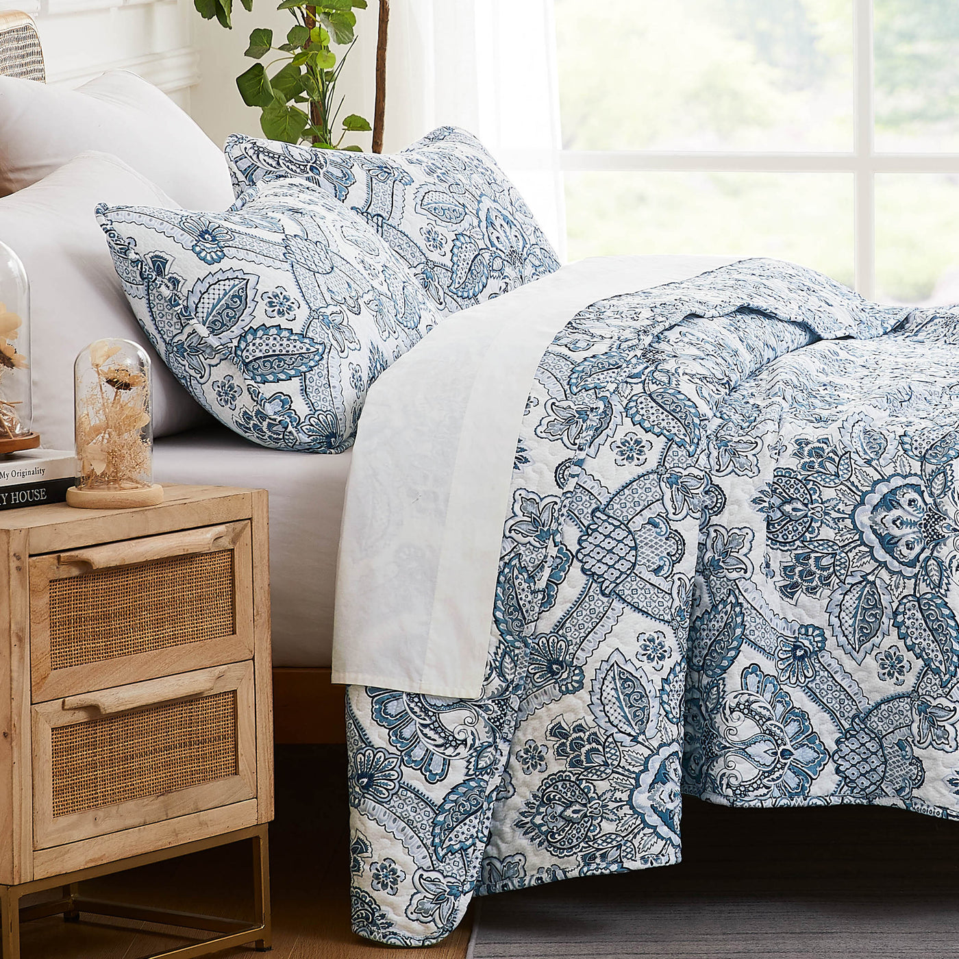 Side View of Bluebell Paisley Quilt Set in Blue#color_bluebell-paisley-blue