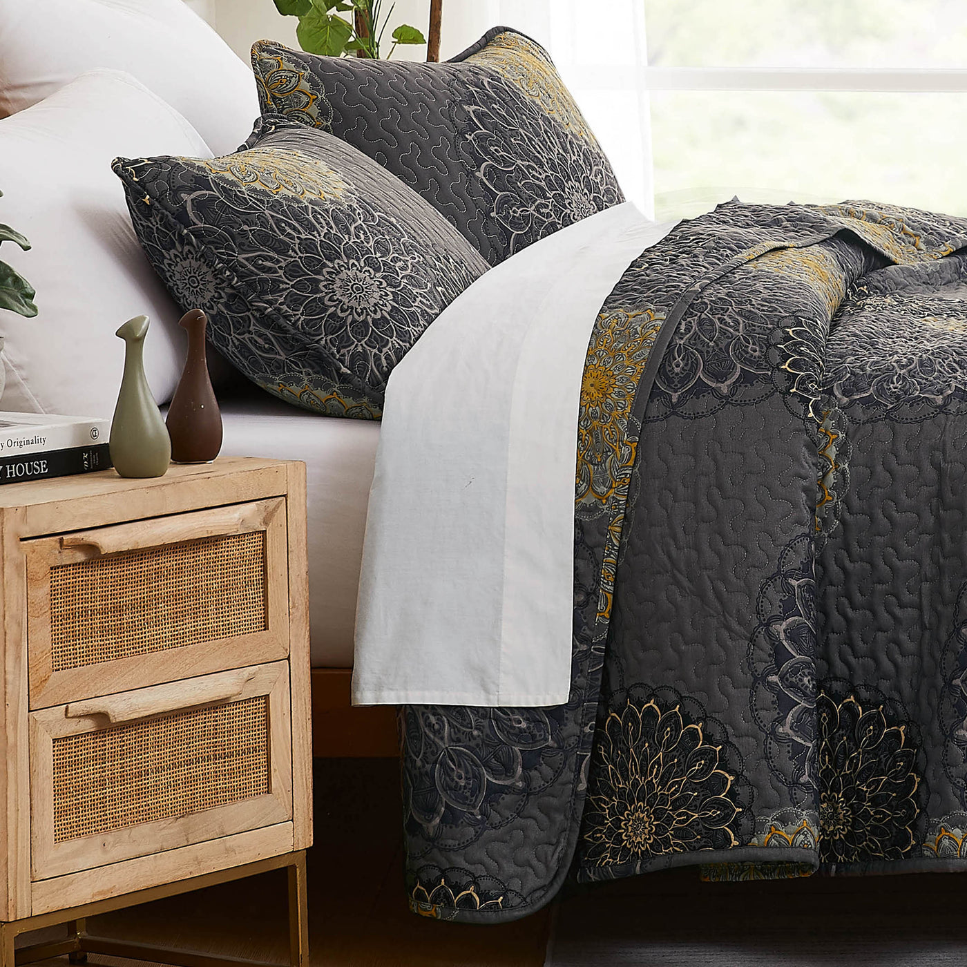 Side View of Dahlia Quilt Set in Black#color_dahlia-black