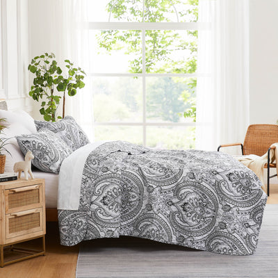 Side View of Sing to Me Quilt Set in Black#color_sing-to-me-black