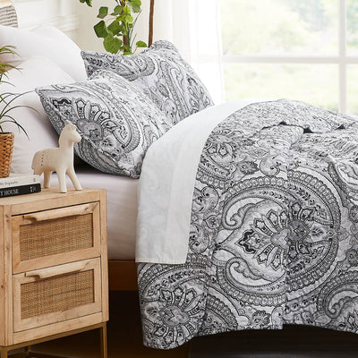 Side View of Sing to Me Quilt Set in Black#color_sing-to-me-black