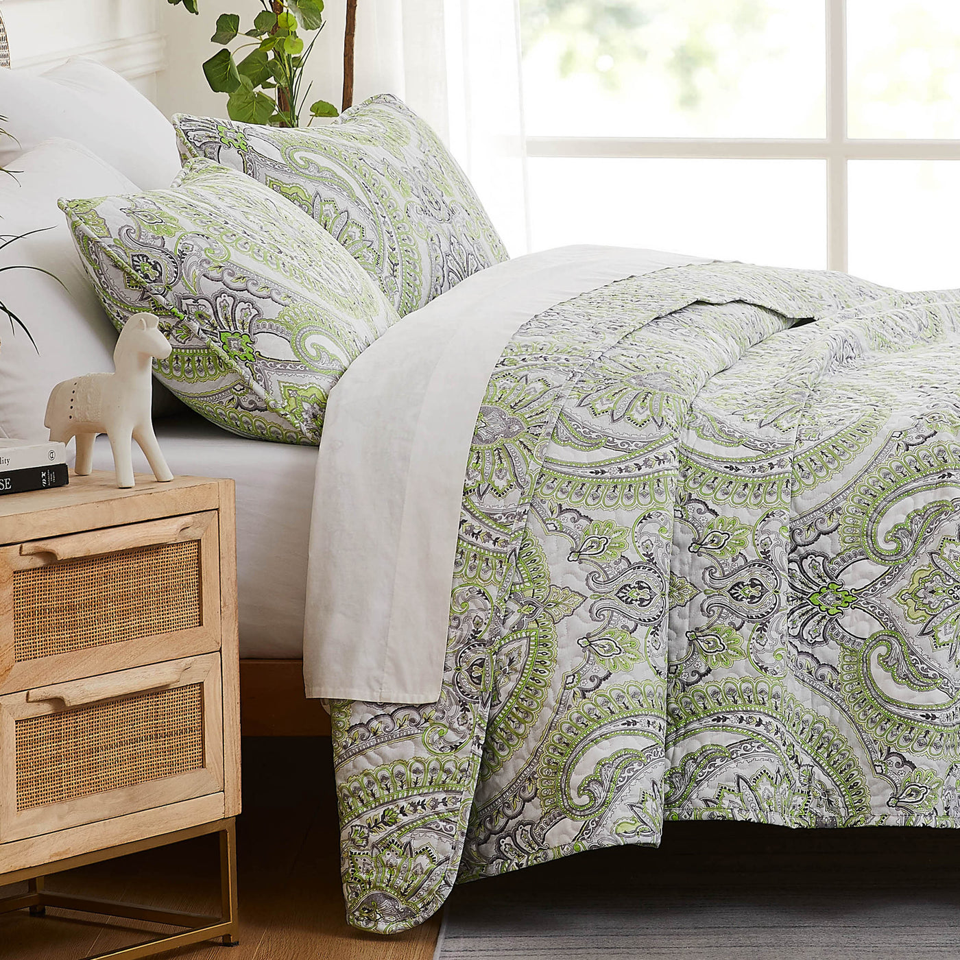 Side View of Sing to Me Quilt Set in Green#color_sing-to-me-green