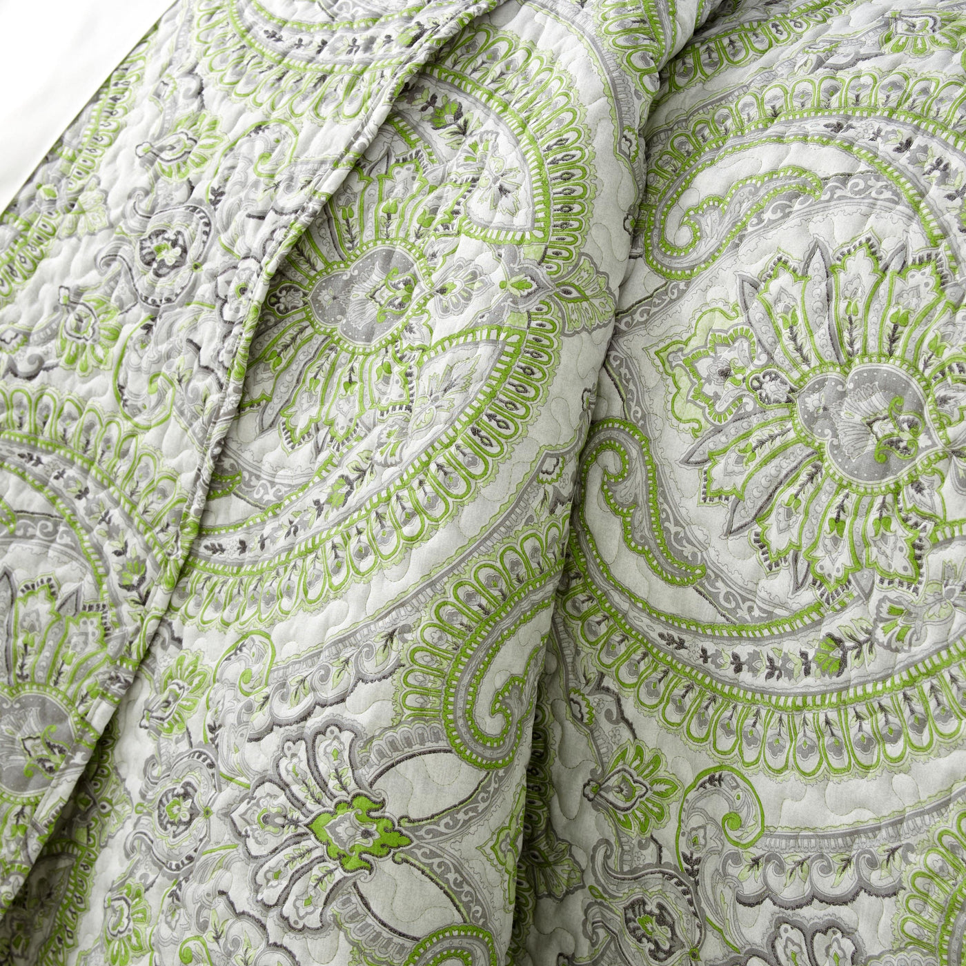 Details and Print Pattern of Sing to Me Quilt Set in Green#color_sing-to-me-green