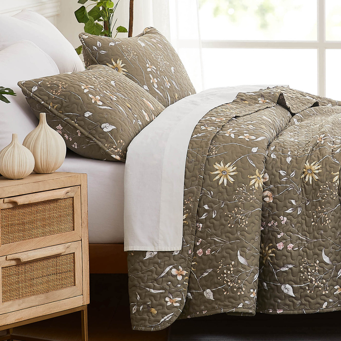 Side View of Floral Daydream Quilt Set in Olive Brown#color_floral-daydream-olive-brown