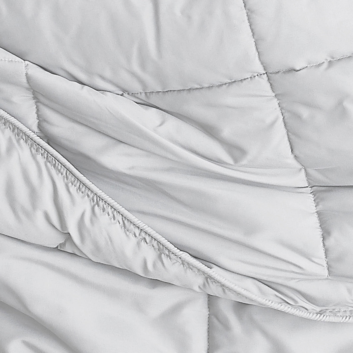 Details and Features of Down Alternative Comforter in white#color_white