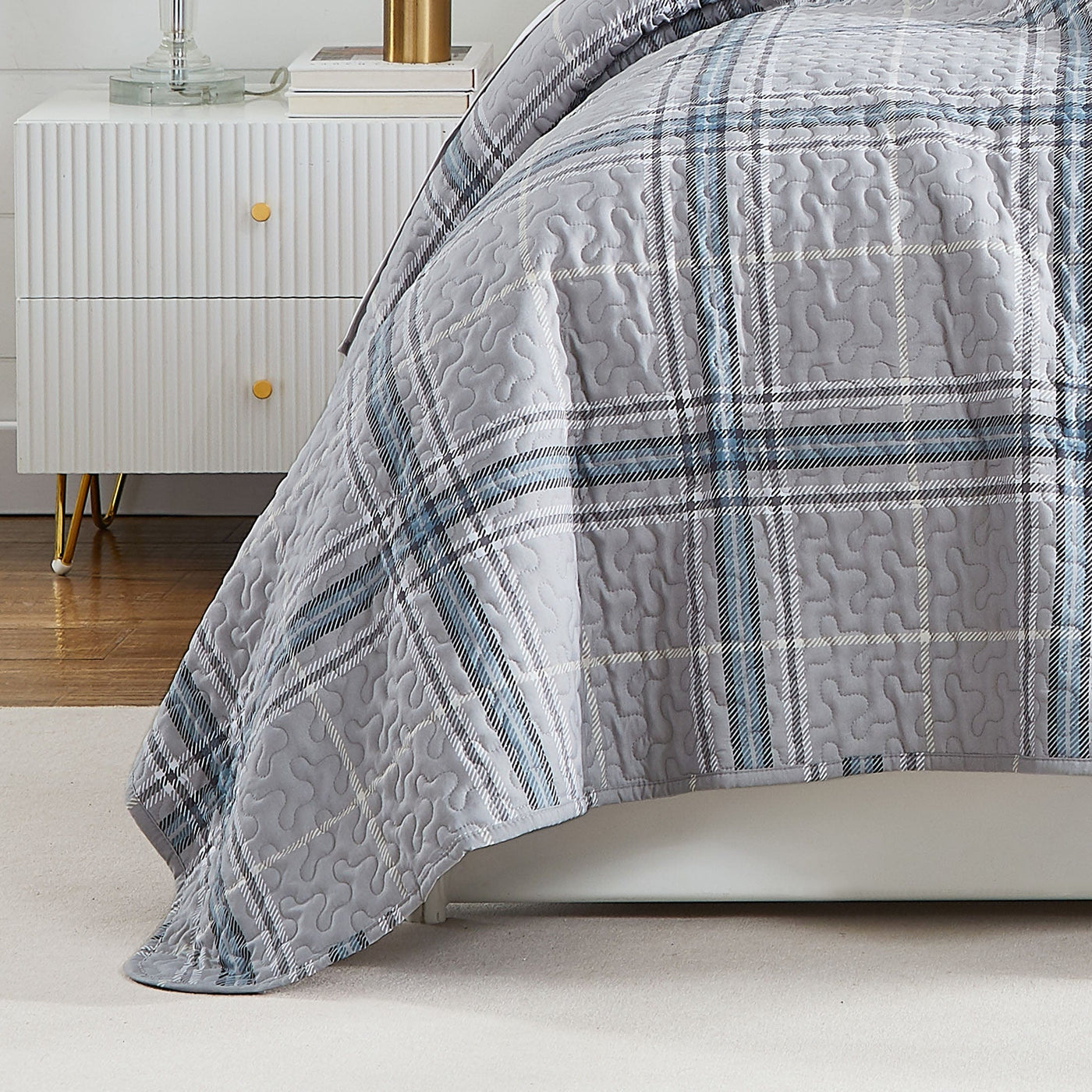 Details and Prints of Vilano Plaid 6-Piece Quilt Bedding Set in Grey#color_plaid-grey