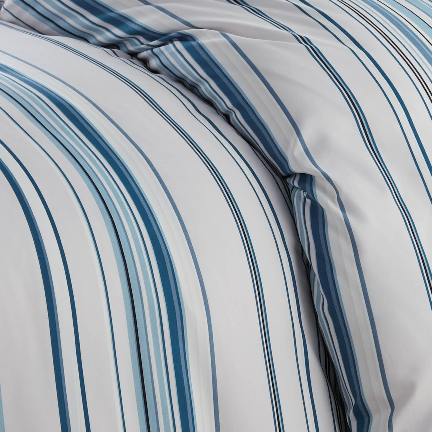 Details and Print Pattern of Malibu Dreams Duvet Cover Set in Blue#color_malibu-dreams-blue