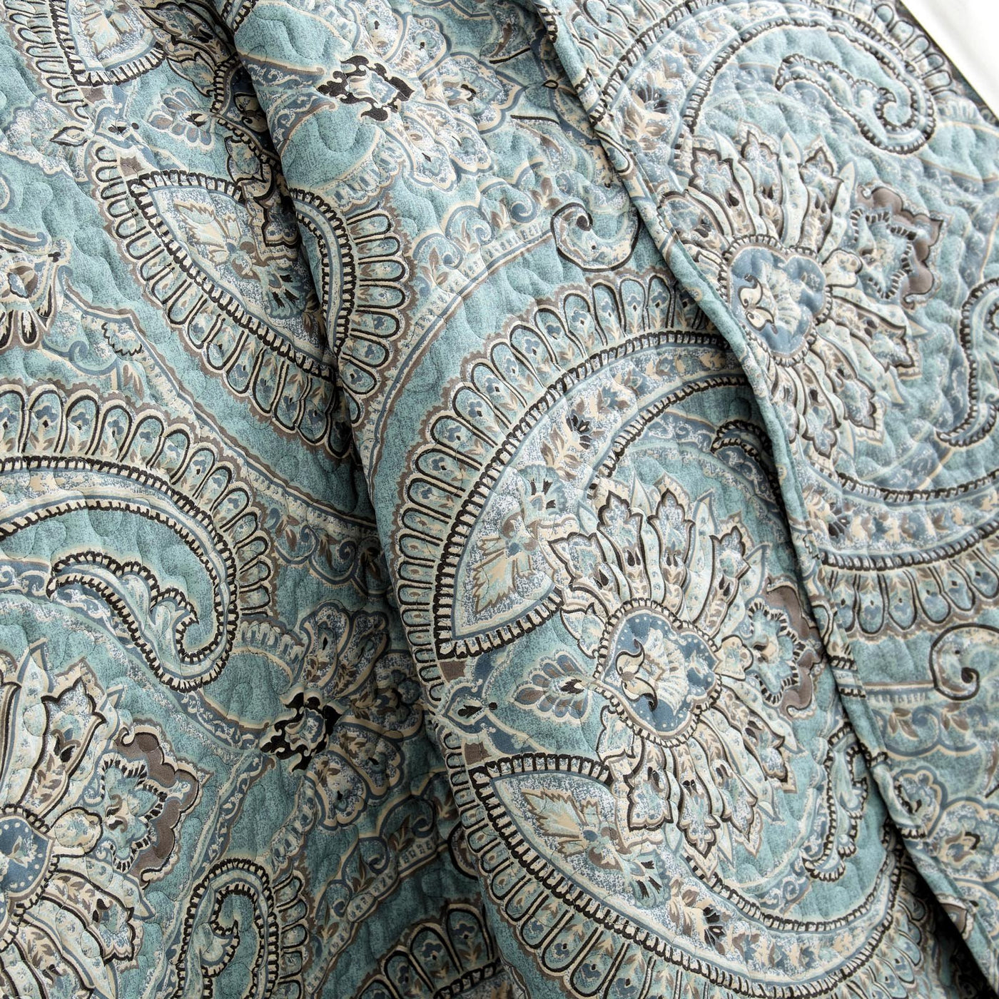 Details and Print Pattern of Sing to Me Quilt Set in Aqua#color_sing-to-me-aqua