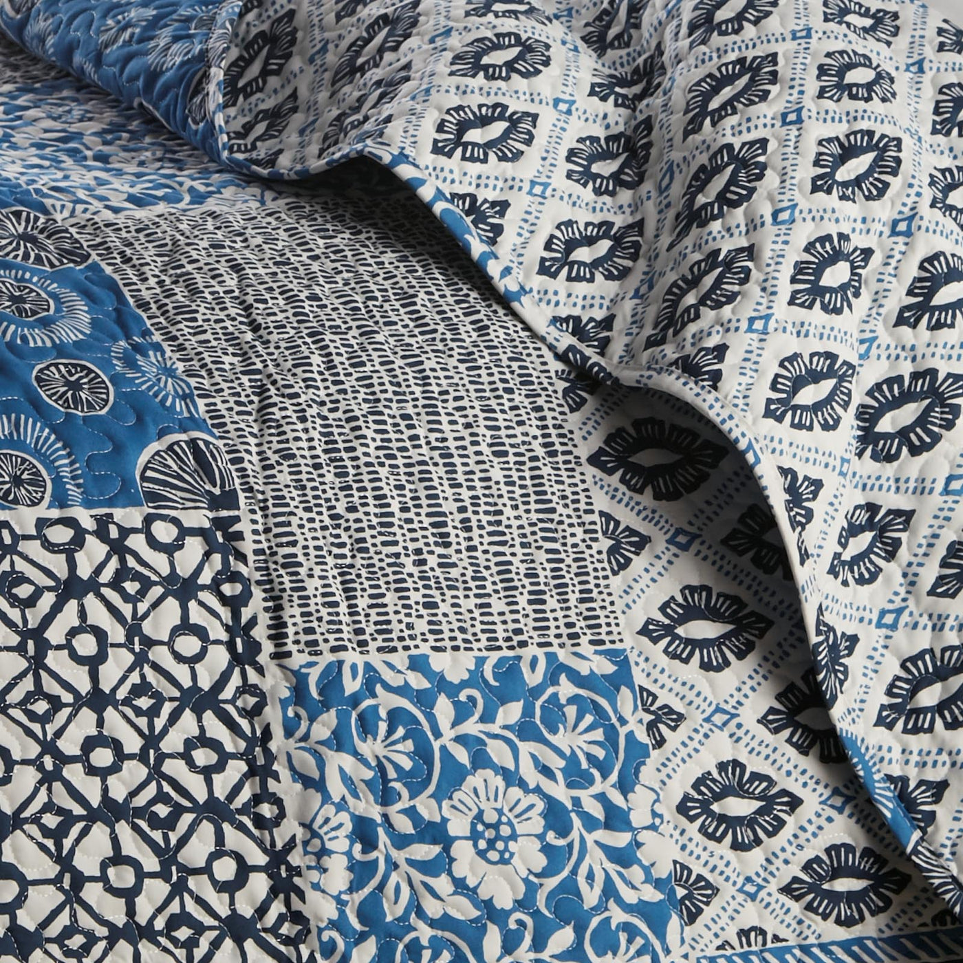 Details and Print Pattern of World Song Quilt Set in Blue#color_world-song-blue